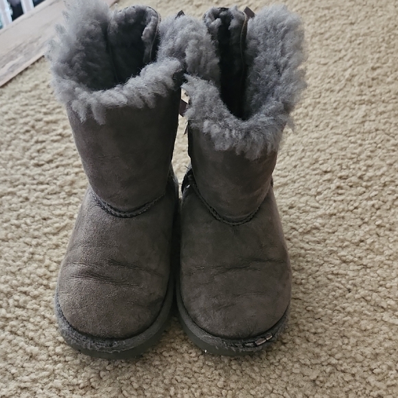 UGG Gray Boots with Classic Design and Fluffy Lining - Picture 4 of 9